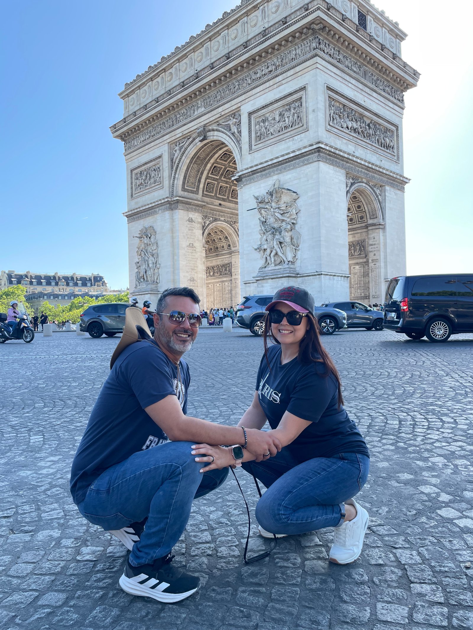 Yugeydi y su esposo frente al Arco del Triunfo, París