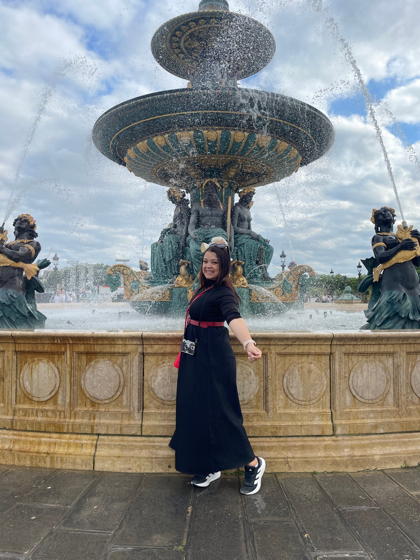 Yugeydi en una de las fuentes monumentales de París