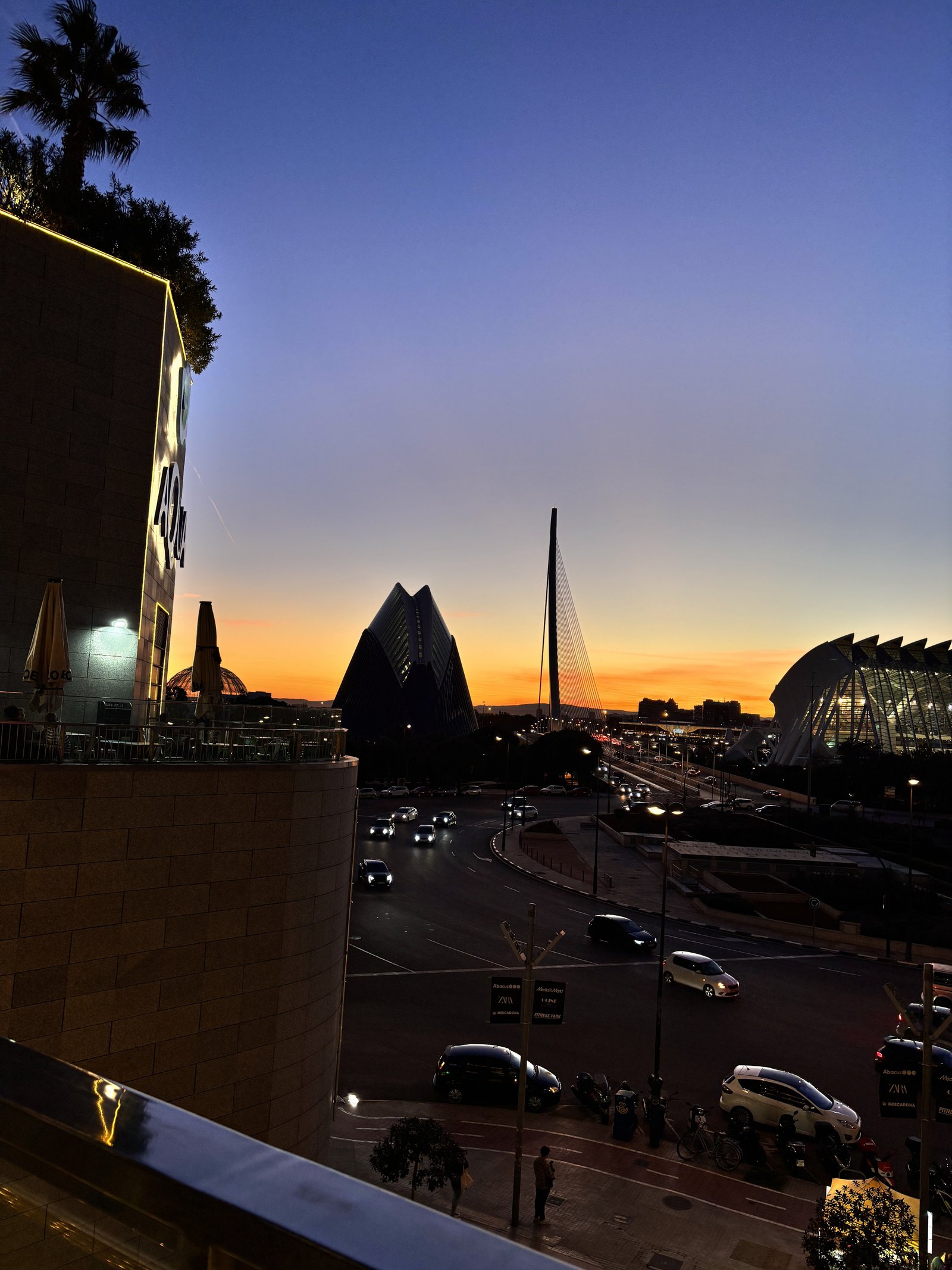 Atardecer naranja sobre la Ciudad de las Artes y las Ciencias de Valencia